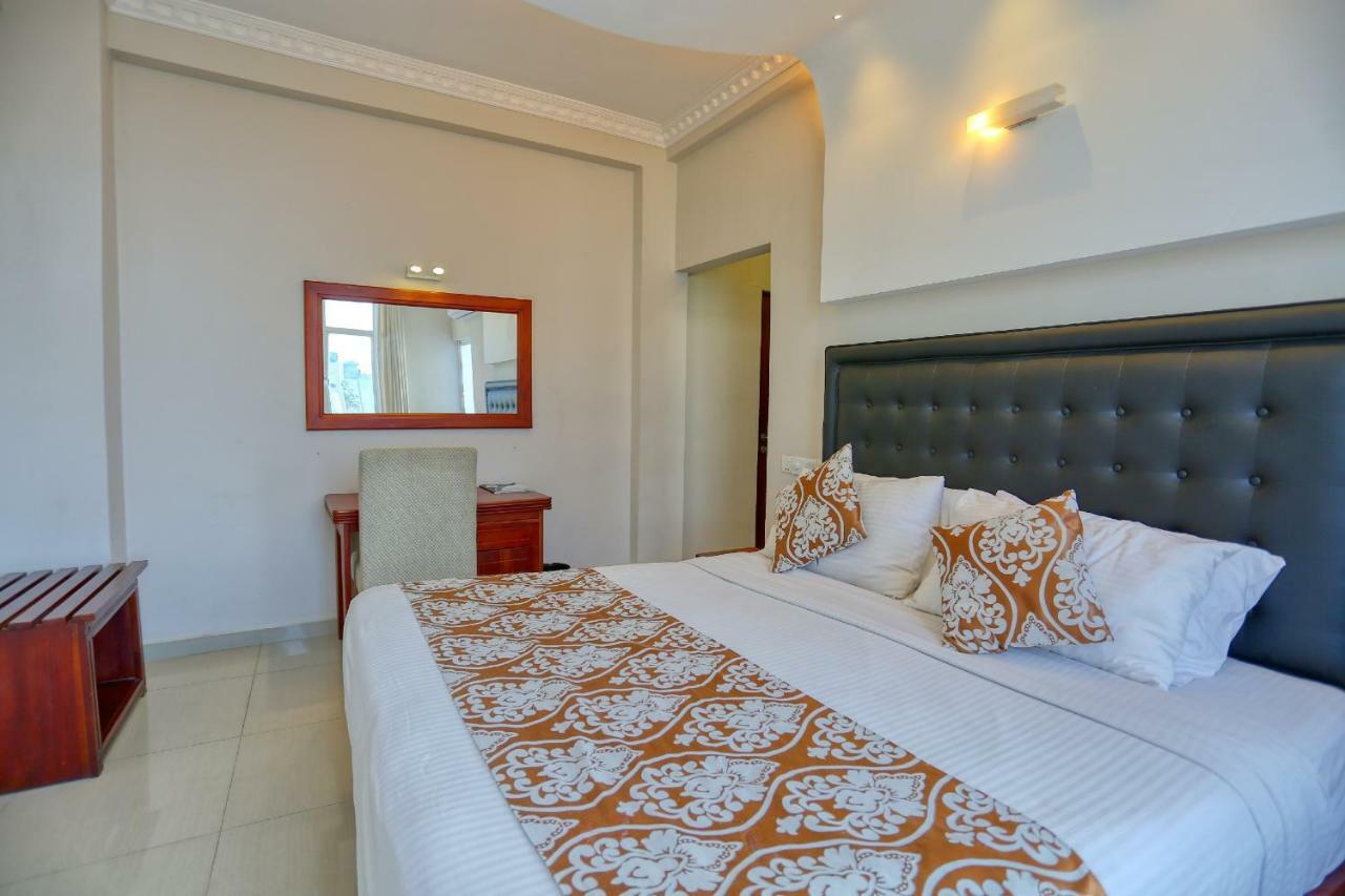 Lazaani Hotel Colombo Exterior photo