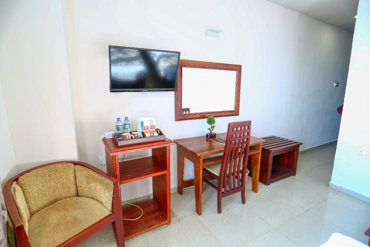 Lazaani Hotel Colombo Exterior photo